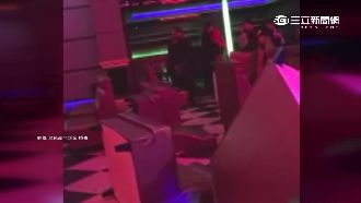 不顧員警站崗　酒客失控狂砸舞廳洩憤