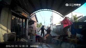 警飛車追5、6公里　逮捕9逃逸外勞