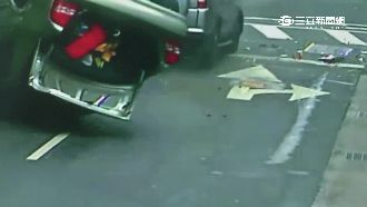 碰一聲！轎車翻180度　駕駛狼狽逃
