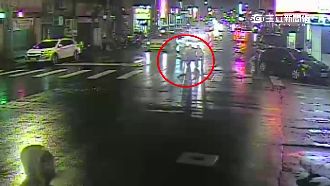 疑下雨視線差　回收婦慘遭騎士撞身亡