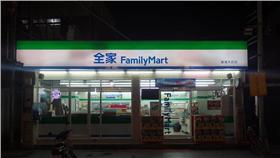 全家超商/FLICKR/Bunkichi Chang/https://www.flickr.com/photos/120532743@N04/14354630982/in/photolist-uTeGvr-ArRri2-pPHMQW-oLsYv3-xXdJat-o2BNpq-nnUikV-rSEyKF-mjbNCV-zNi2nZ-aSh7d4-cMxshA-cMxpLf-pQFKLQ-ouANE7-zEy45b-nLRWTK-nnib5y-bsbB9L-dqvW7P-dxDFUX-ebxS9e-anaxtf-anaxn9-o2yVd9-6jutH3-nSteFC-nA7qwR-5JMKu4-6uMS-4RN8K8-4Ggiv