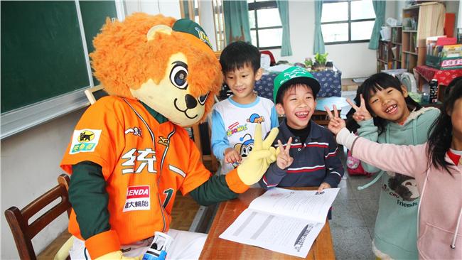 統一獅萊恩走入校園　和小朋友有約定