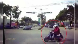 誤撞闖紅燈罕病騎士　肇事者心疼發文