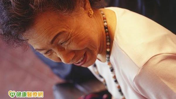 不知有骨鬆　老婦彎腰提水竟脊椎骨折