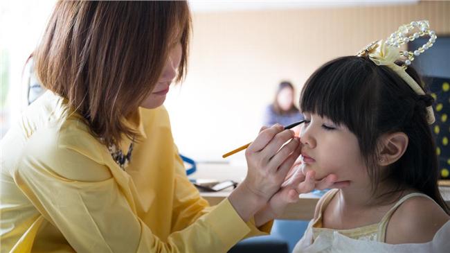 別再幫小孩化妝了！小心罹患這種病