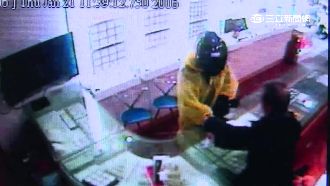 雨衣大盜持槍搶銀樓　遭路人聯合壓制