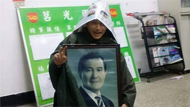 披麻帶孝KUSO總統照　軍人恐觸法