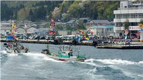 日本粟島居民聚落（圖／攝影者鳴神響一 Kyoichi Narukami, flickr CC License）https://upload.wikimedia.org/wikipedia/commons/8/8e/Uchiura.jpg