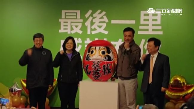 許願達摩「政」夯！蔡柯雙雙高票當選
