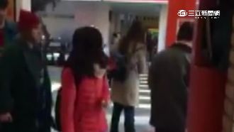 只要限量贈品不要面子！正妹當街扭打