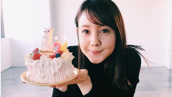生日蛋糕是愛貓造型　玲奈甜笑合照