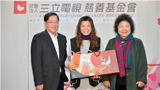 讓單親家庭過好年　三立基金會送暖