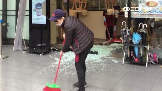 不敵霸王寒流！店家落地窗竟當場爆裂