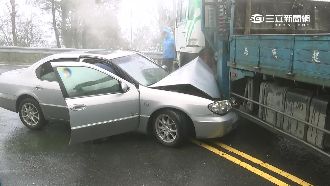 瘋追雪撞卡車　轎車引擎蓋變形折半