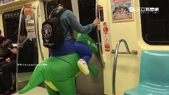 充氣小恐龍萌翻天　榮登最夯尾牙裝！