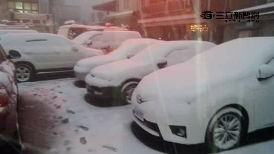 大雪掩蓋路面　遊客受困雪霸無法下山