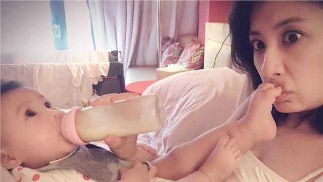 咘咘Q嫩小腳超有力　狠踹賈靜雯人中