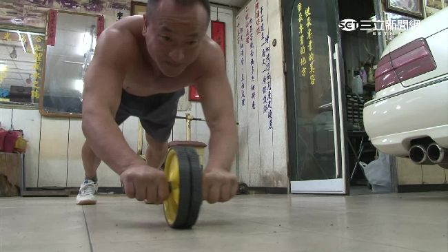 屏東僅10度低溫　猛男打赤膊洗車
