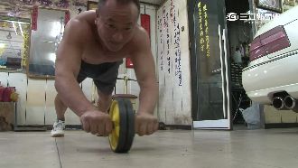 屏東僅10度低溫　猛男打赤膊洗車