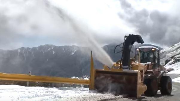 合歡山雪太多　「變形金剛」出動鏟雪