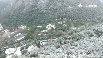 陽明山空拍直擊！一夜風雪讓群山白頭