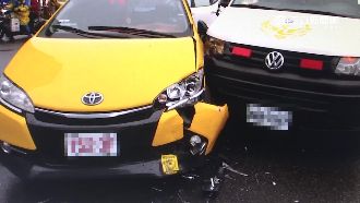 救護車急送嬤就醫　闖紅燈遭小黃撞凹