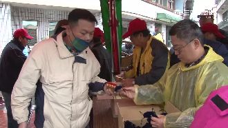 紫南宮低溫4度　民眾帶十月嬰領錢母