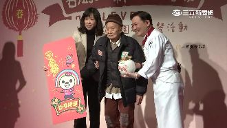 心暖暖的！阿基師陪獨居老人們圍爐