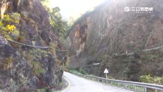 台八線山壁崩塌　大量土石掩蓋路面