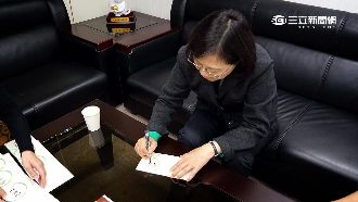 蔡英文簽名超夯　成立委另類選民服務