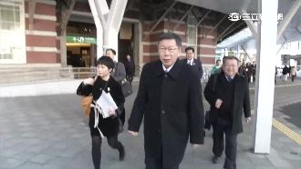 佩琪選的！柯文哲黑大衣配皮鞋訪日