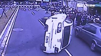 轎車撞分隔島後翻車　市場攤販看傻眼