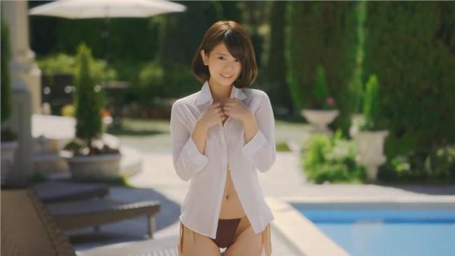 性感正妹泳池脫衣　結局讓網友全怒了