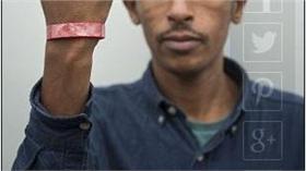 英國難民配戴手環遭歧視 (圖/翻攝自每日郵報)