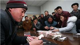 寒流薪,寒流,薪水,工資
圖／翻攝自百度百科
http://image.baidu.com/search/detail?ct=503316480&z=0&ipn=d&word=wage&step_word=&pn=55&spn=0&di=90212059000&pi=&rn=1&tn=baiduimagedetail&is=&istype=2&ie=utf-8&oe=utf-8&in=&cl=2&lm=-1&st=-1&cs=3273015338%2C2902688872&os=1547608099%2C1415715074&simid=0%2C0&adpicid=0&ln=1283&fr=&fmq=1453776996537_R&ic=0&s=undefined&se=&sme=&tab=0&width=&height=&face=undefined&ist=&jit=&cg=&bdtype=11&objurl=http%3A%2F%2Fusa.chinadaily.com.cn%2Fchina%2Fattachement%2Fjpg%2Fsite1%2F20160123%2Fd8cb8a3c66c0180cfa5a01.jpg&fromurl=ippr_z2C%24qAzdH3FAzdH3F7fw_z%26e3Bvitgw1wtsy_z%26e3Bv54_z%26e3BvgAzdH3FvitgwAzdH3Fda8m-a8AzdH3FdnAzdH3Fv5gpjgp_dnd8aan0_z%26e3Bip4&gsm=0