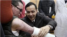 朱立倫探視八仙塵爆傷者／朱立倫臉書