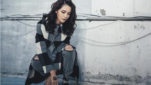 單調狂熱黑白灰　打造冬日質感穿搭