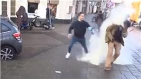 奶粉潑華人-圖／翻攝自Niet100臉書