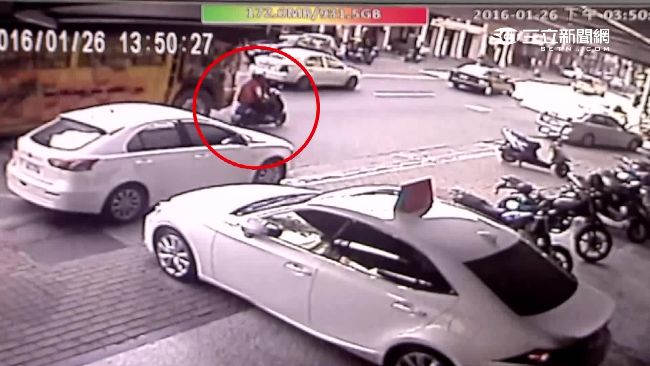 死角釀禍？婦騎車辦年貨慘遭貨車輾斃
