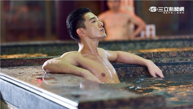 張立昂泡溫泉秀肌　一脫再脫差點露毛