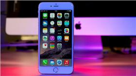 Apple store蘋果、ｉｐｈｏｎｅ／flickr－Kārlis Dambrāns
（https://www.flickr.com/photos/janitors/15707827711/in/photolist-pW3HVH-phhMRN-wKJ8sg-pDMJya-pTy2rf-tpBT6x-qF7guy-yyL54F-riVKL2-rsuUpu-vXmuED-pJDNUT-p3MiP8-qAEXkQ-pDRjHV-wFFesq-px5VAU-pWmsE7-pHDu9C-dre8SV-qxzdtD-ppfPJy-CYEb4C-CfAMg1-s6ZDQc-zY2vKH-qaVN2t-r8gJFY-txw1Sa-qKMg2c-xFEe5f-pWmkJU-dZzhgK-qtvtrv-tEMnNq-pgmuzj-rnR5Gw-pCfGip-p7o3Xj-rFVXE2-u3GdhJ-qKcBCn-qPZpSS-sS9VFT-z9VHYK-dgb61D-sS3rFs-pCeENd-yh91QQ-s2ehze）