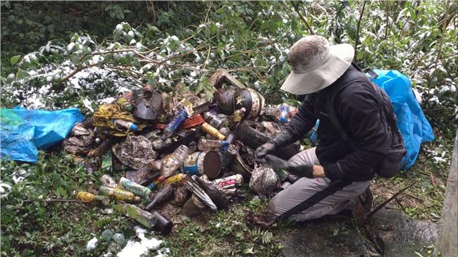 下雪後的陽明山　只剩下滿地垃圾…