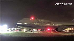 華航CI32班機滑出跑道