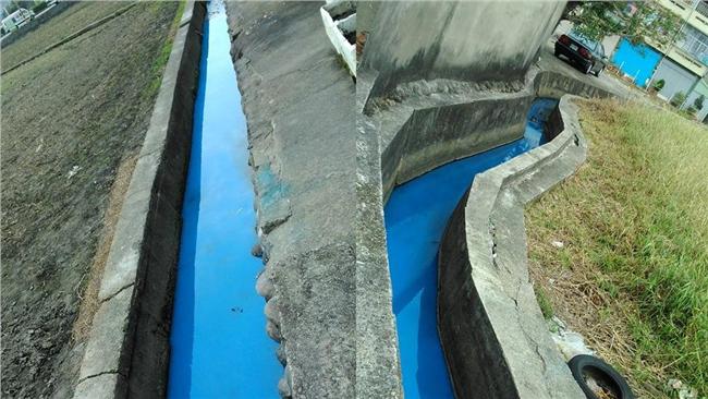 小孩惹禍？家門前出現「藍色多瑙河」