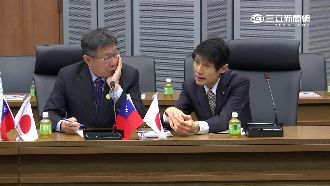 鋪總統梗？柯妙問「日首相有醫師嗎」