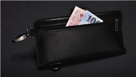 錢包
翻攝https://www.flickr.com/photos/linsinchen/16536410220/in/photolist-ce2PjN-8zcRiM-o9TGQs-4bUVXi-8FVW8z-48qMiW-5MPe68-nTVeKs-rcgr6q-rco66k-wuD67-quaNCj-m4deRj-qXhbF8-rRC44A-D6pU5-8mQ7E9-4ADqf2-74g1AN-D6pYB-6wRtwr-FTtRG-6wVQ7u-9tcg3-7JWRtT-6jK5PG-RcpNZ-5Gm5ho-4eXMo7-6jYdjE-6Vwbyf-9tCU9k-9speKs-rtJvif-rcfGB5-rco6yK-rco6vP-rtJv4s-rtPZYK-rtHAVt-rtHARa-rcgqKA-rco6eM-rcgqD3-51sqtD-rb7TPB-7Y5ck-6uGQfZ-7nkkZm-6nmnPo