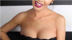 豐胸化妝術－圖／翻攝自Laura Lee  YouTube