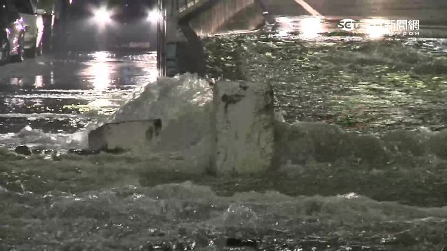 溫差大又惹禍　樹林水管破裂大水淹路