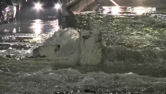 溫差大又惹禍　樹林水管破裂大水淹路