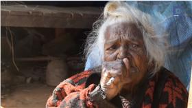 尼泊爾人瑞抽菸95年（圖／翻攝自YouTube）